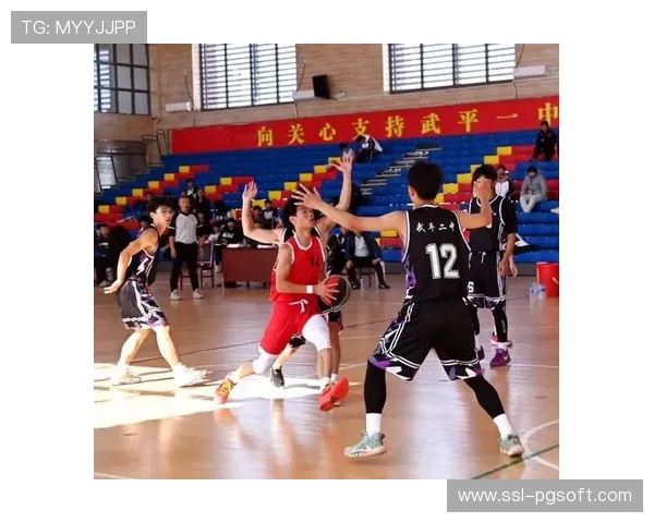 校园篮球赛拼搏瞬间：球员攻防博弈尽显赛场智慧